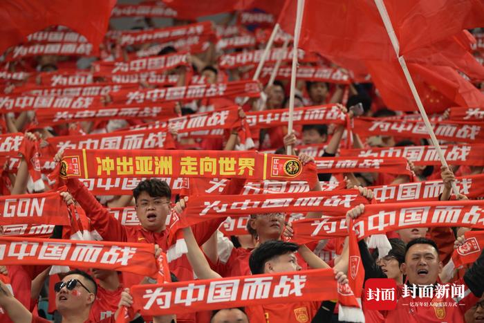 九游体育-塔斯马尼亚联球迷现场助威，球队斗志昂扬(塔斯马尼亚官网)