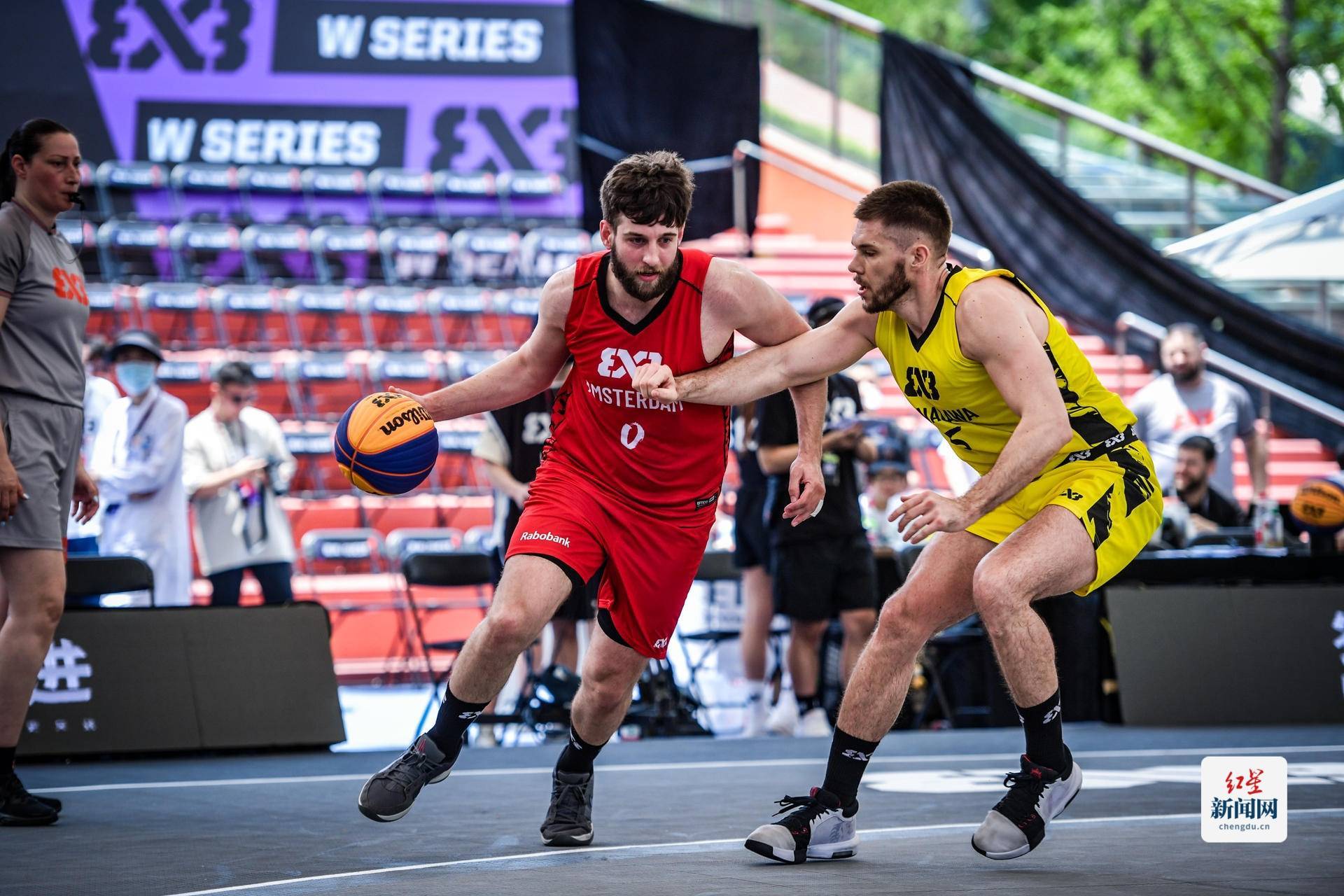 九游体育-FIBA分享三篮世界杯瞬间：梦碎主场，他的泪水中夹杂着复杂情绪的简单介绍